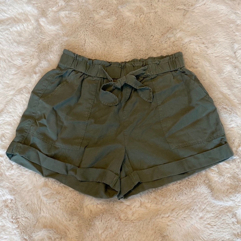 Green high waisted flowy shorts
